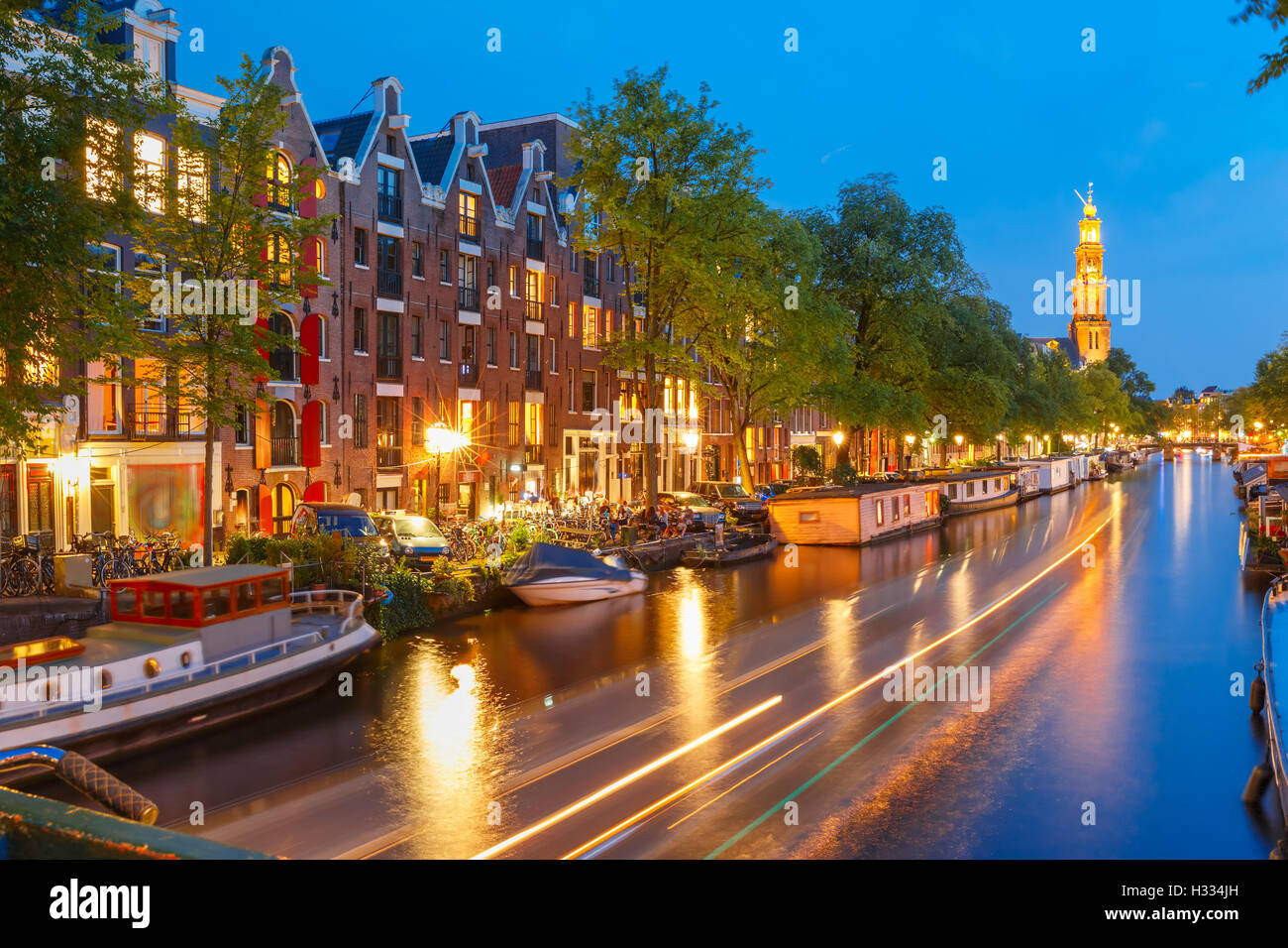 Notte Amsterdam canal grande e la chiesa Westerkerk Foto Stock