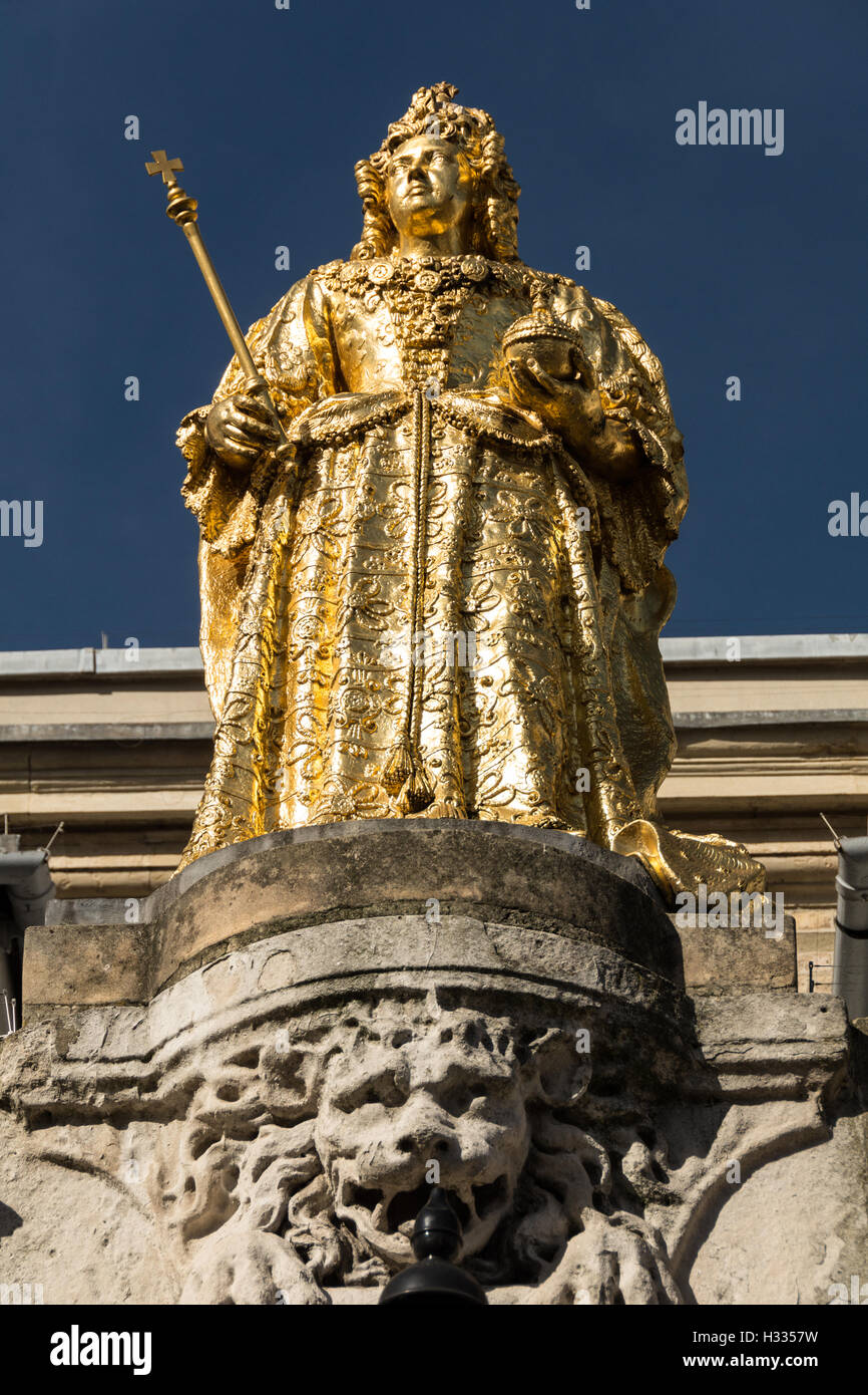 Statua della regina Anna in luogo di mercato, Kingston Upon Thames, Surrey, Regno Unito Foto Stock