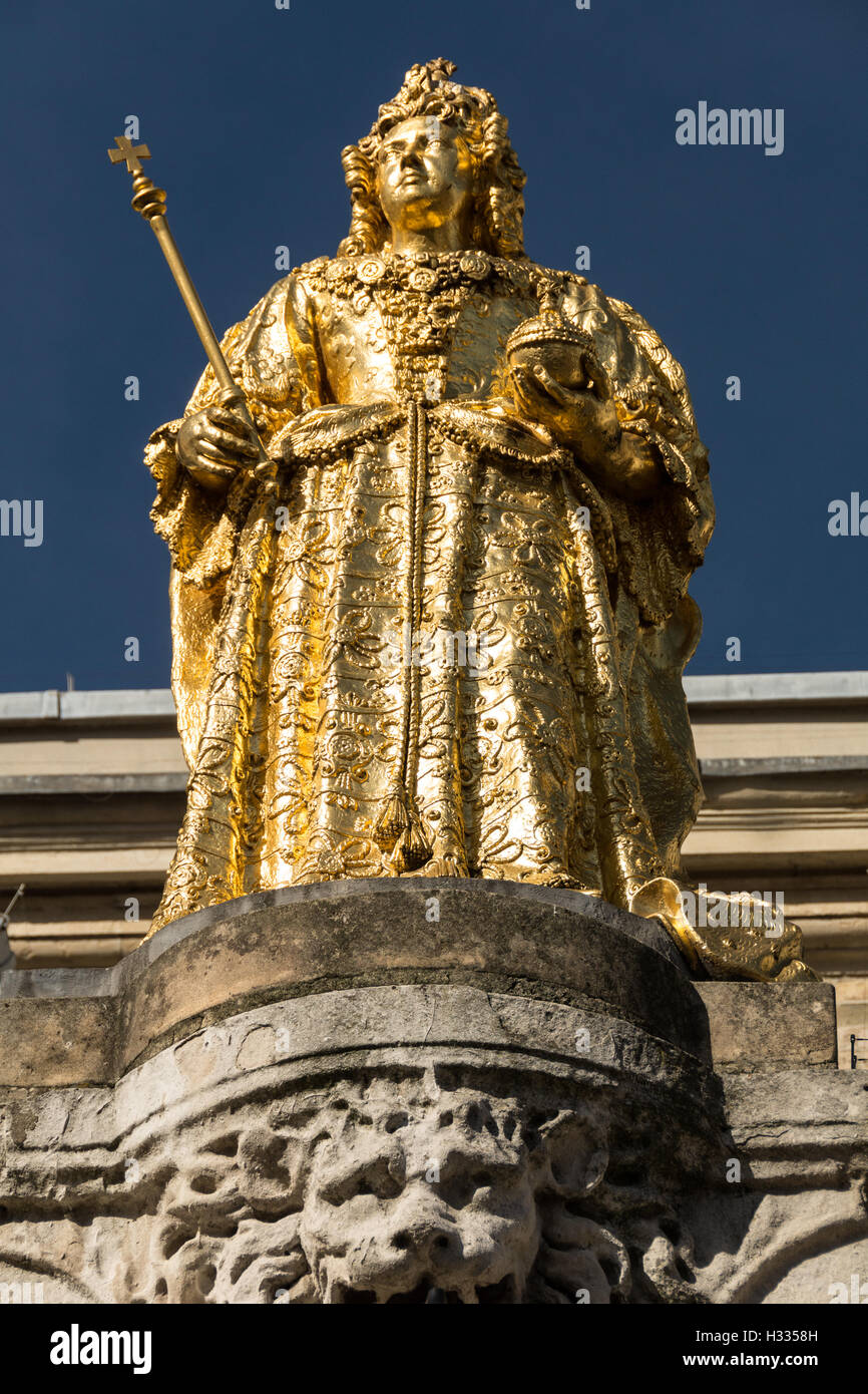 Statua della regina Anna in luogo di mercato, Kingston Upon Thames, Surrey, Regno Unito Foto Stock