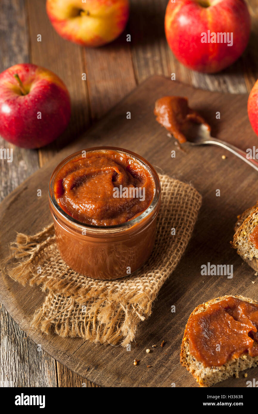 Dolci fatti in casa il burro di mele con cannella e noce moscata Foto Stock