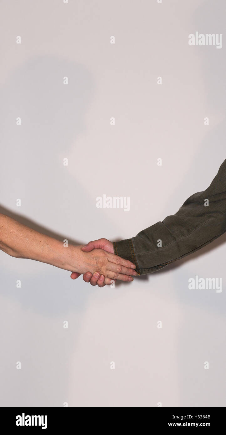 Forte handshake maschile closeup su sfondo bianco. Foto Stock