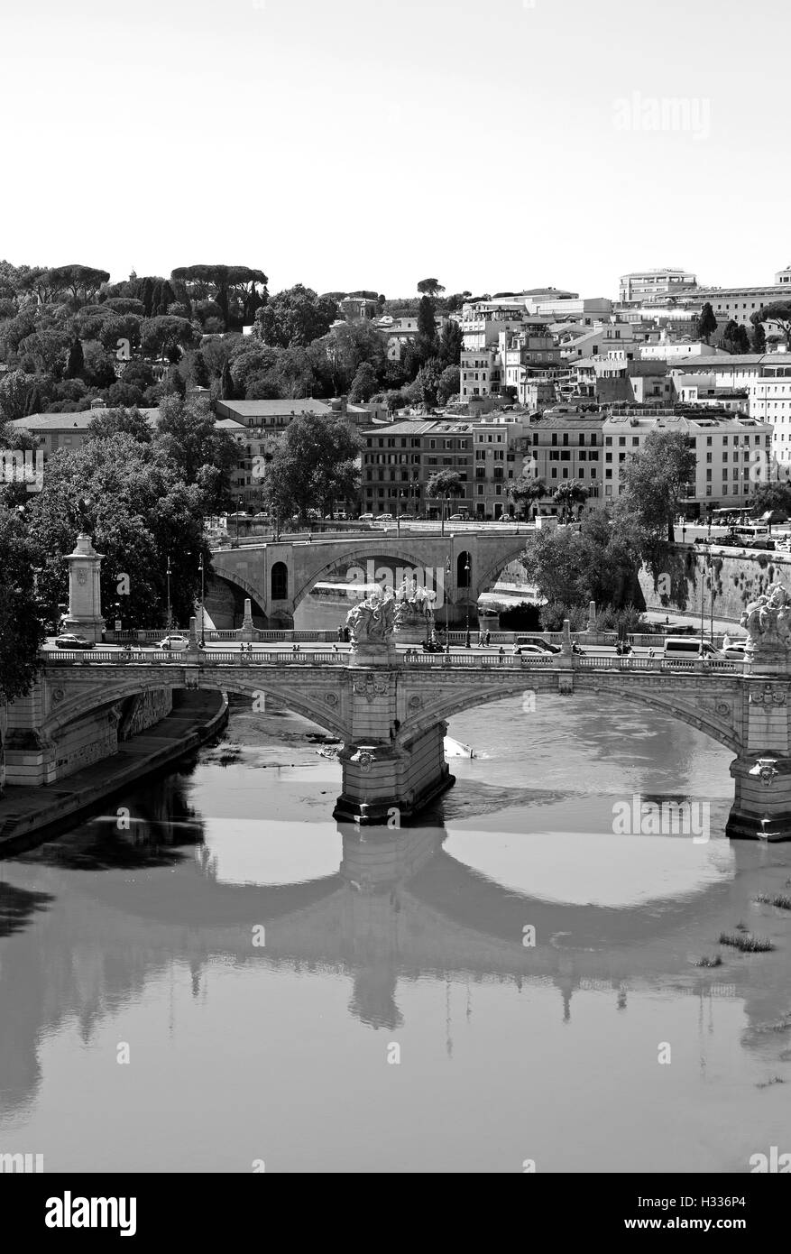 Visualizzazione bianco e nero dei ponti di Roma, Italia Foto Stock