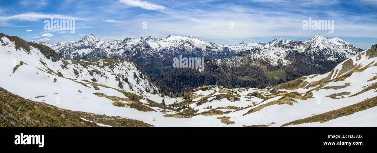 Vista panoramica, Radtstätter Tauern, montagne, austriaca sulle Alpi Centrali, neve di primavera fuso, Obertauern, Stato di Salisburgo, Austria Foto Stock