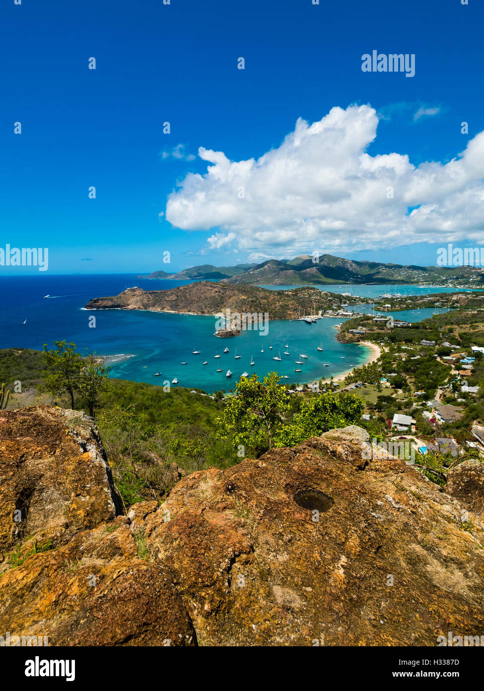 Vista da Shirley Heights a English Harbour e Baia Sopravento, Antigua, West Indies, Antigua Antigua e Barbuda Foto Stock