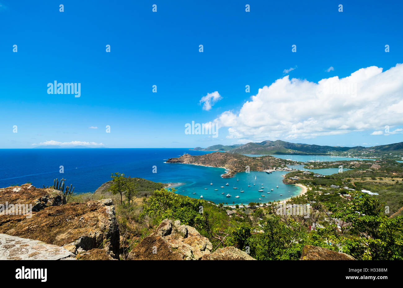 Vista da Shirley Heights a English Harbour e Baia Sopravento, Antigua, West Indies, Antigua Antigua e Barbuda Foto Stock