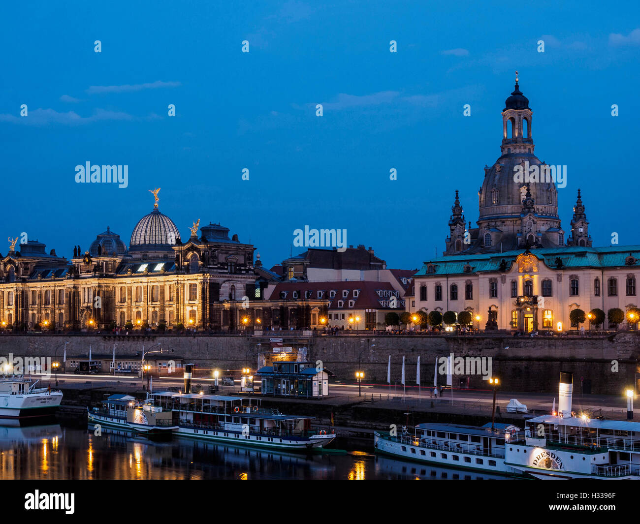La chiesa di Nostra Signora e la Terrazza di Brühl, Weisse flotte, night shot, Dresda, Sassonia, Germania Foto Stock