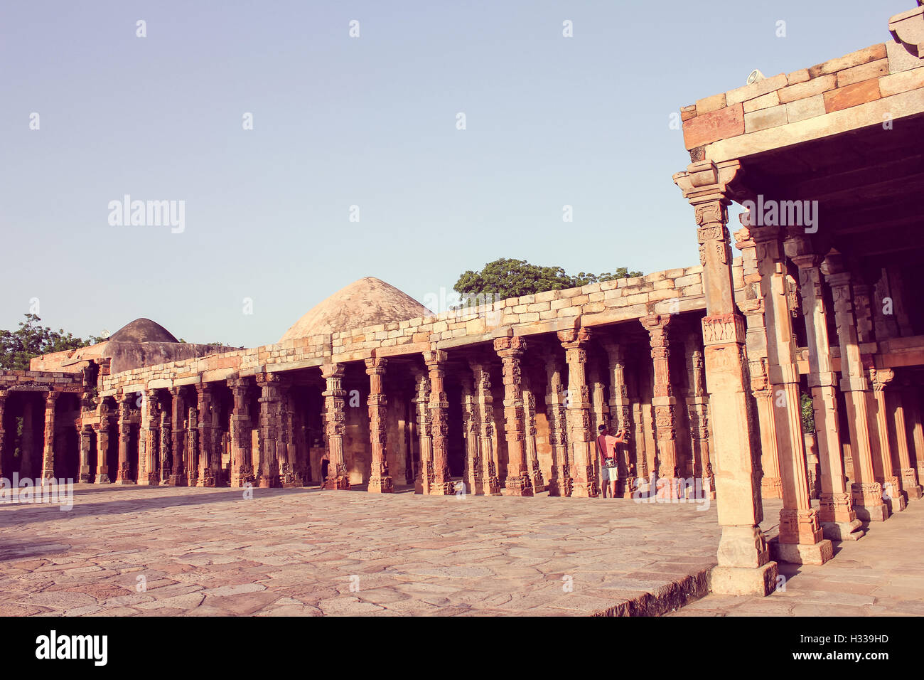 Pilastri in Qutub Minar, uno stile rétro Foto Stock