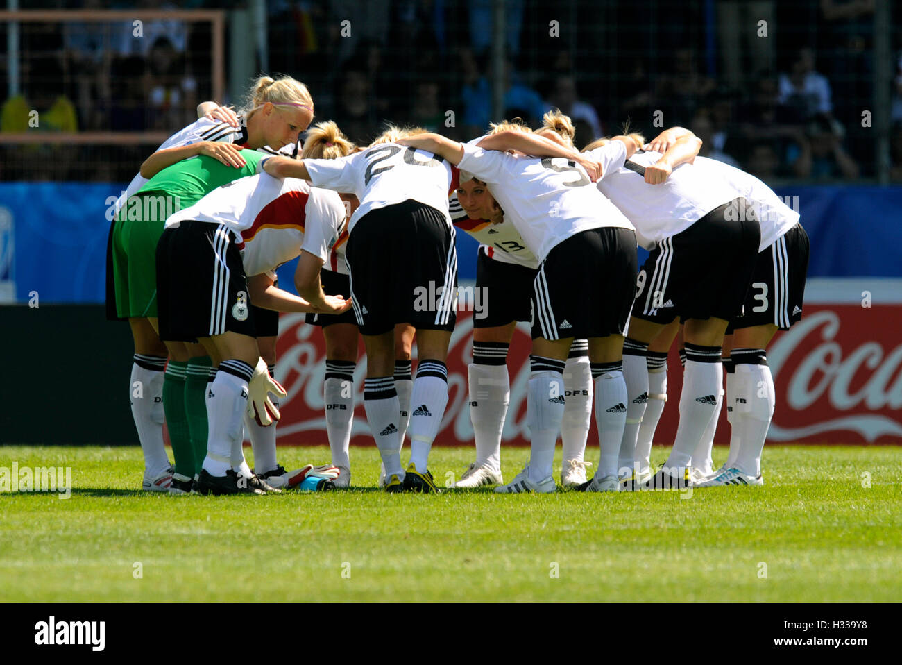 Team huddle prima di kick off, FIFA U-20 Coppa del Mondo Donne 2010, gruppo A, Germania - Costa Rica 4:2 Nel Ruhrstadion stadium Foto Stock