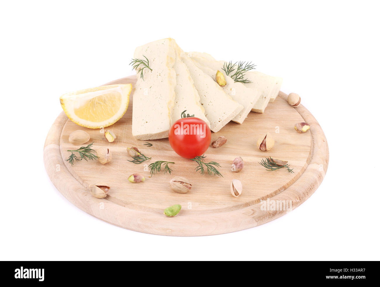 Fette di tofu sul piatto di legno. Foto Stock
