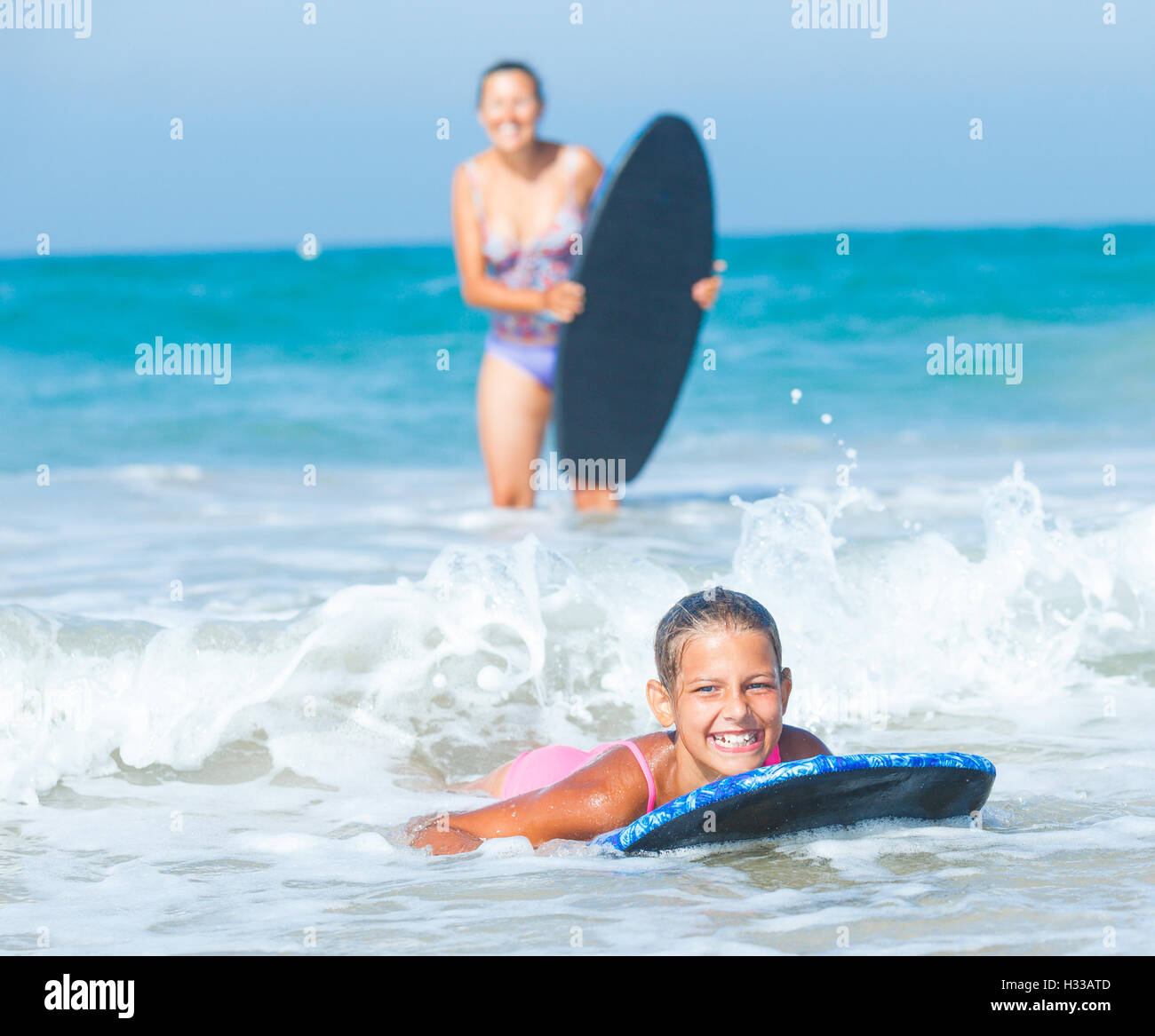 Vacanze estive - surfer girl. Foto Stock