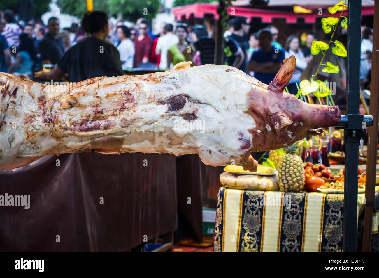 Enormi grigliate di carne di maiale fatto, fiera medievale in Spagna Foto Stock