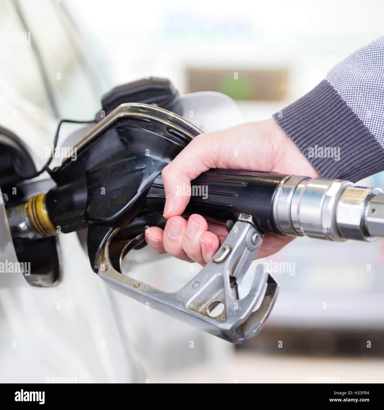 La benzina è pompata in un veicolo a motore auto. Foto Stock