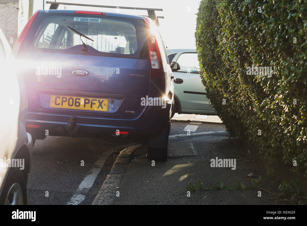 Esempio di un driver irresponsabile parcheggio illegalmente sul marciapiede in Marlborough Road, Falmouth, Cornwall Foto Stock