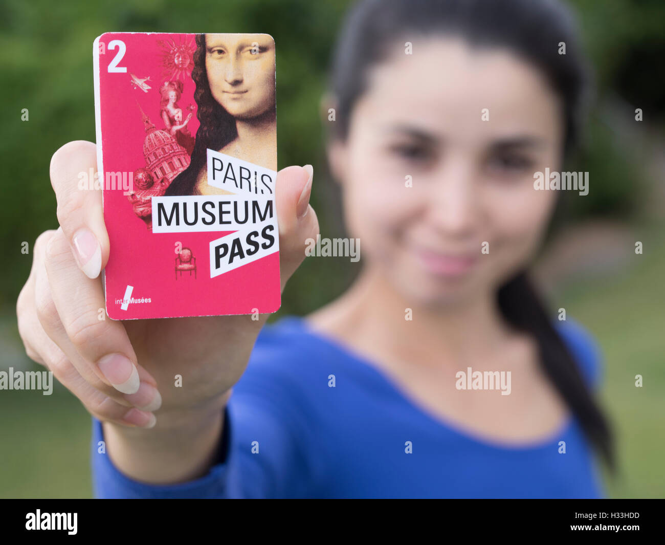 Giovane donna holding Paris Museum Pass 2016 Foto Stock