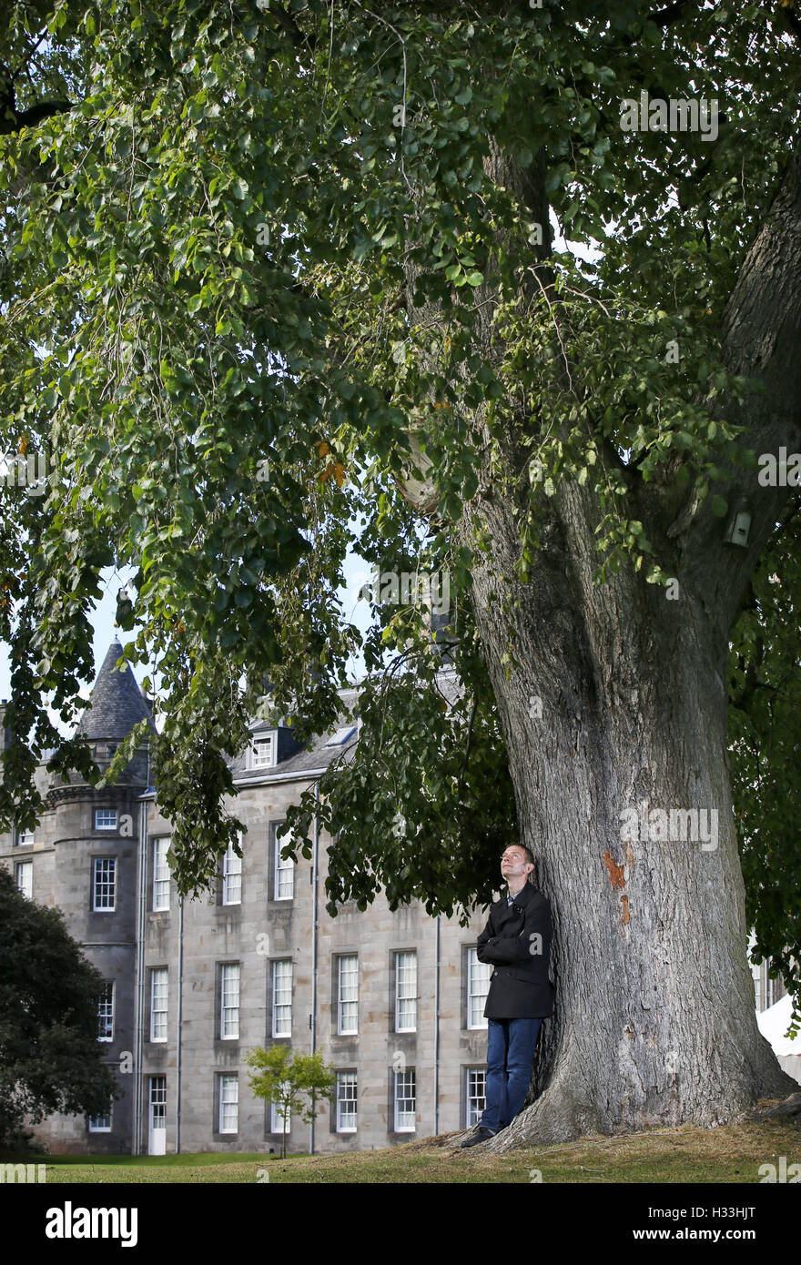 Dr Max Coleman, del Royal Botanic Garden Edinburgh, si appoggia contro uno dei due Elms di Wentworth alti 100 metri che sono stati scoperti all'interno del Palazzo di Holyroodhouse, la residenza ufficiale della Regina in Scozia. Foto Stock