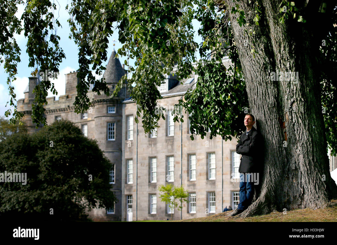 Dr Max Coleman, del Royal Botanic Garden Edinburgh, si appoggia contro uno dei due Elms di Wentworth alti 100 metri che sono stati scoperti all'interno del Palazzo di Holyroodhouse, la residenza ufficiale della Regina in Scozia. Foto Stock
