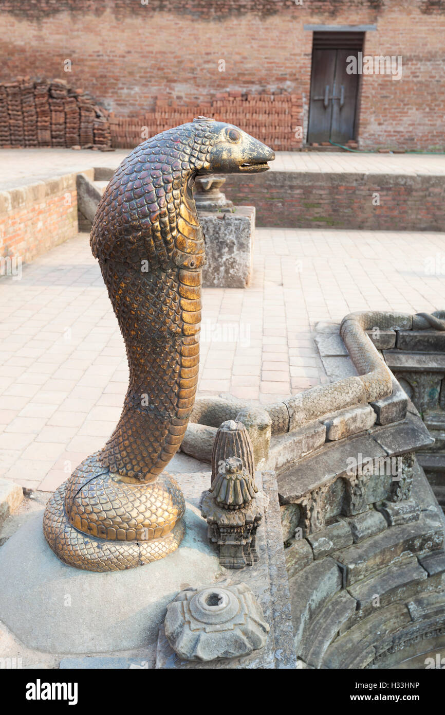 Naga Pokhari, serpente serbatoio acqua, il cortile di Palazzo Reale, Lu Dhawka, Durbar Square, Bhaktapur, Nepal Foto Stock