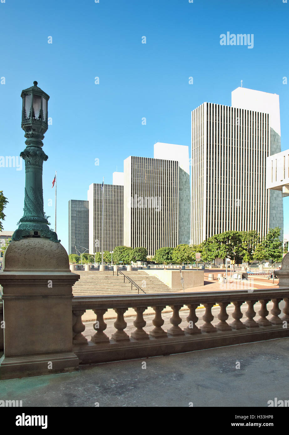 Albany, New York, Stati Uniti d'America. Settembre, 4,2016. Vista dell'Agenzia di quattro edifici che fiancheggiano il lato destro dell'Empire State Plaza Foto Stock