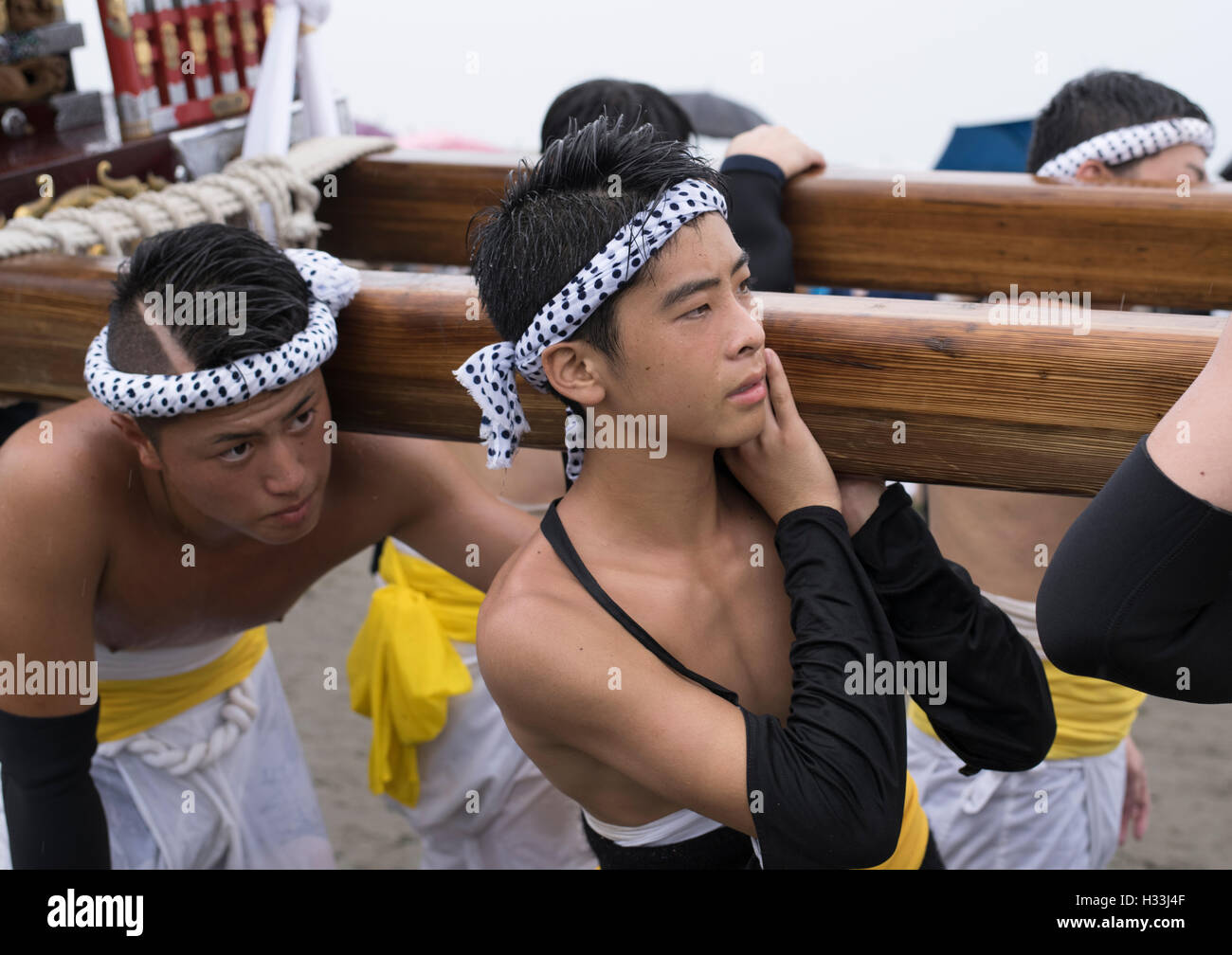 Ohara Hadaka Matsuri, Chiba, Giappone - gli uomini portano mikoshi ' ' santuari portatili nell'oceano in questo festival Shinto. Foto Stock