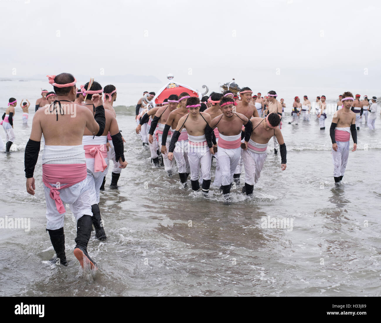 Ohara Hadaka Matsuri, Chiba, Giappone - gli uomini portano mikoshi ' ' santuari portatili nell'oceano in questo festival Shinto. Foto Stock