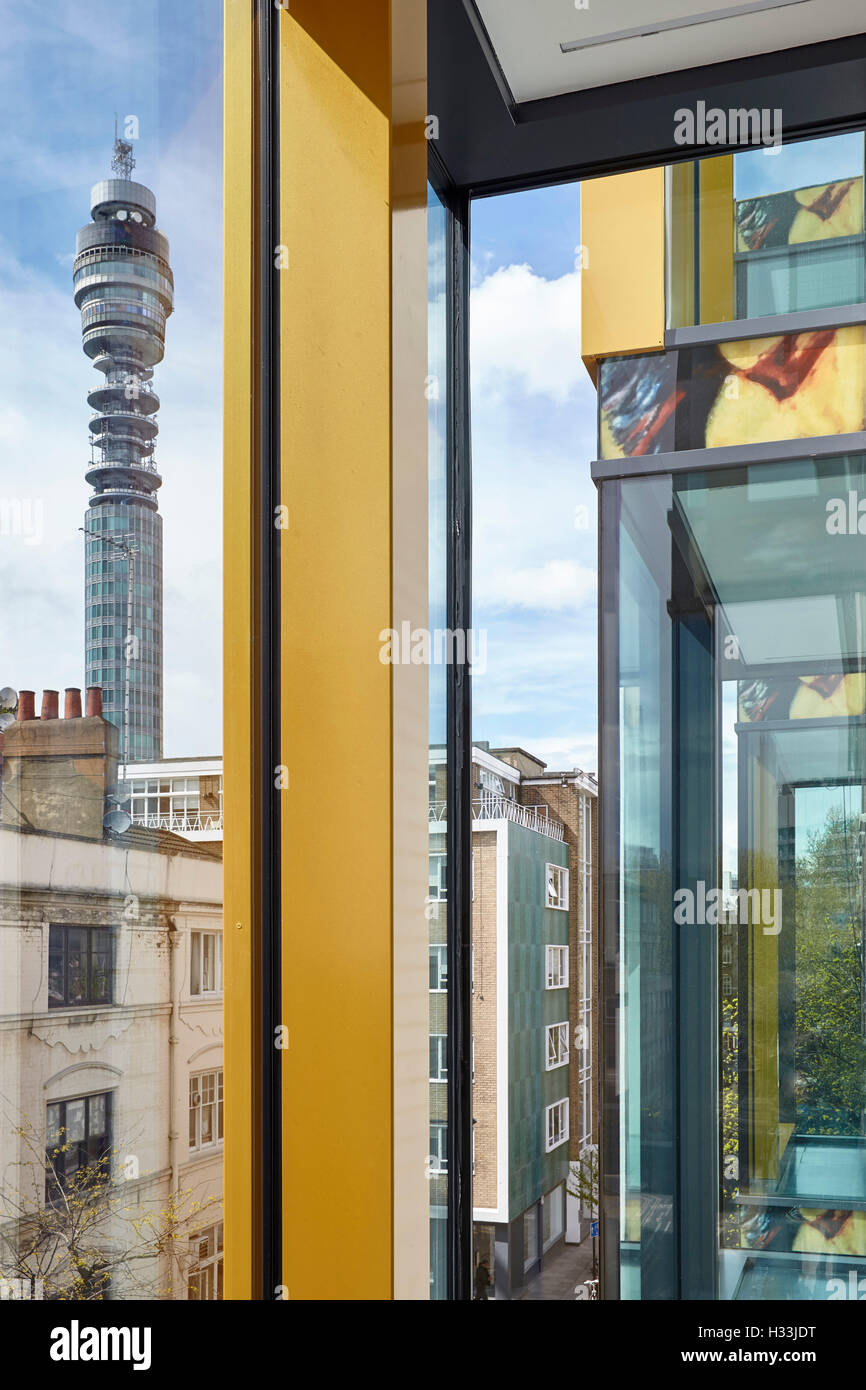 Angolo di visualizzazione che guarda verso la BT Tower proiettata attraverso finestre a bovindo. 46 Whitfield Street, Fitzrovia, Regno Unito. Architetto: Brimelow McSweeney architetti, 2016. Foto Stock