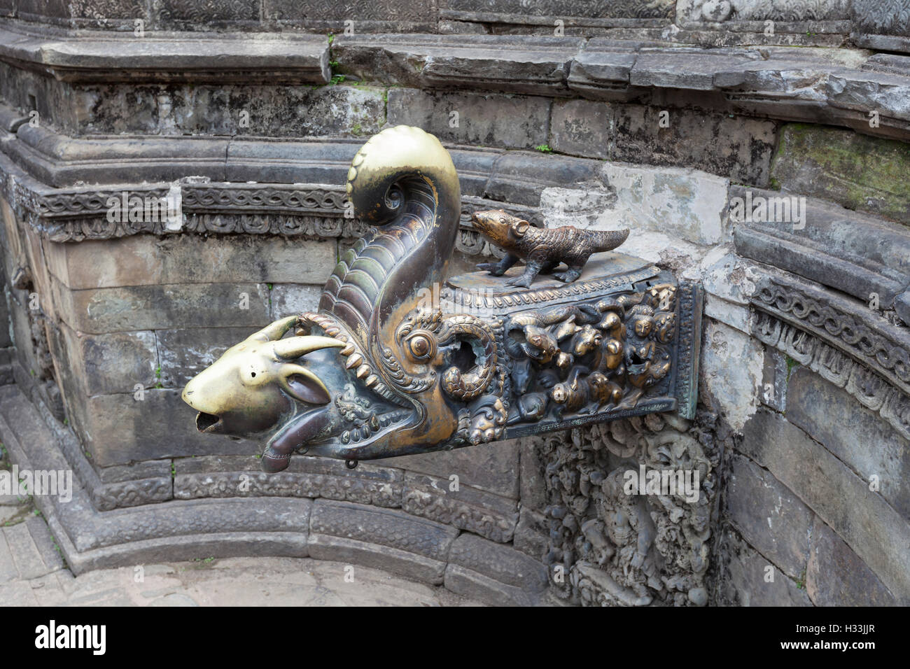 Naga Pokhari, serpente serbatoio acqua, il cortile di Palazzo Reale, Lu Dhawka, Durbar Square, Bhaktapur, Nepal Foto Stock