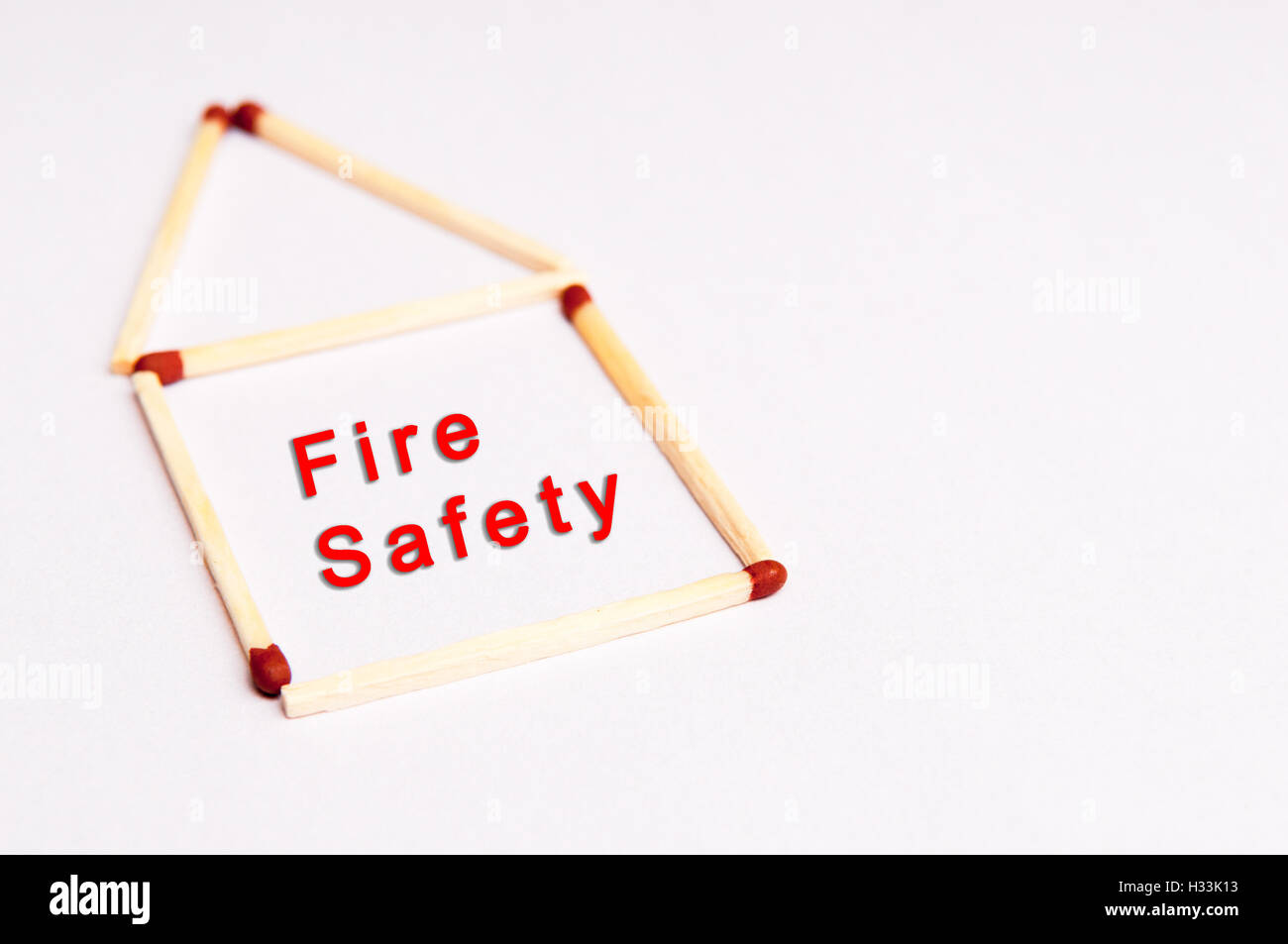 Sicurezza antincendio concetto dello sfondo con il testo con corrispondenze nella forma di una casa Foto Stock