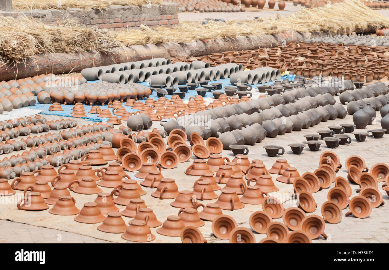 File o righe di bicchieri di essiccazione al sole in potters square, Bhaktapur, Nepal Foto Stock