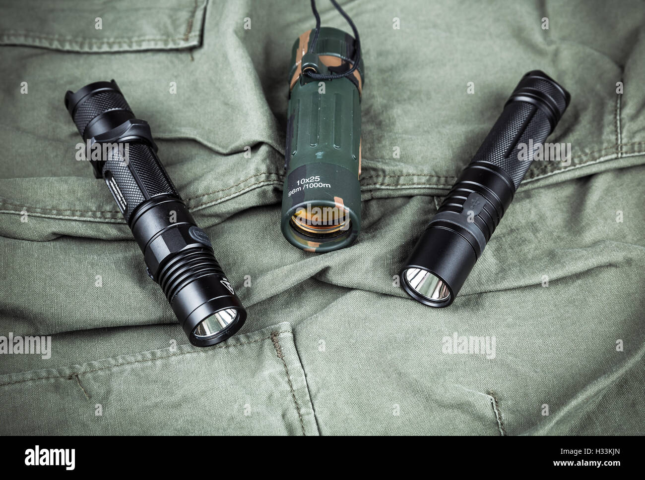 Militari braccialetto paracord, torcia tattica e spy-vetro Foto stock -  Alamy