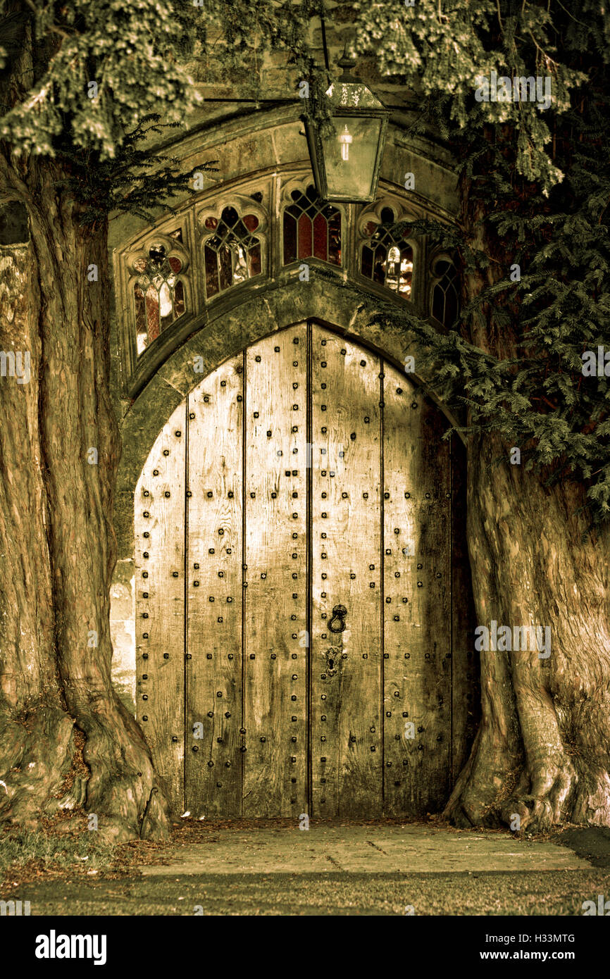 Bellissima chiesa in legno porta impostata tra due alberi di tasso in Stow on the wold Foto Stock