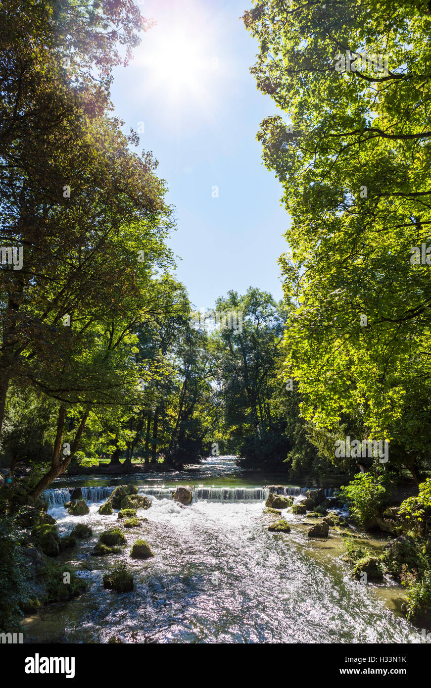 Il Eisbach nell'Englischer Garten Monaco di Baviera, Germania Foto Stock