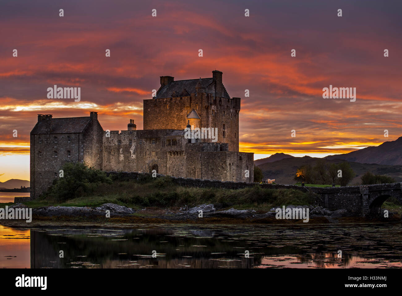 Eilean Donan Castle al tramonto in Loch Duich, Ross and Cromarty, Highlands occidentali della Scozia, Regno Unito Foto Stock