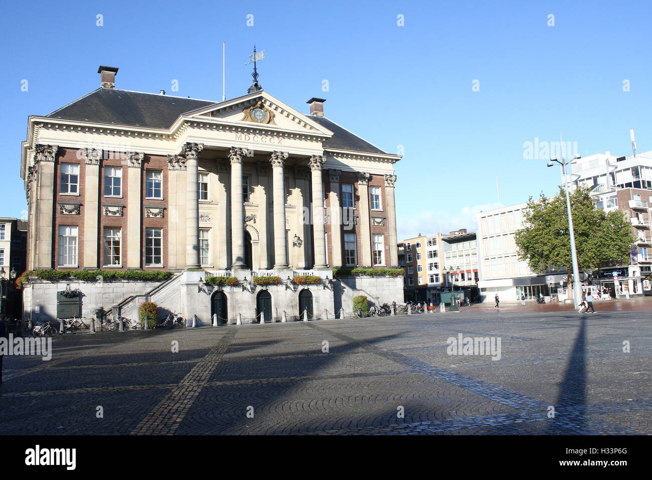 Il Municipio (stadhuis) sul Grote Markt Square, Groningen, Paesi Bassi. Sulla destra ex V&D department store (Vroom & Dreesmann") Foto Stock