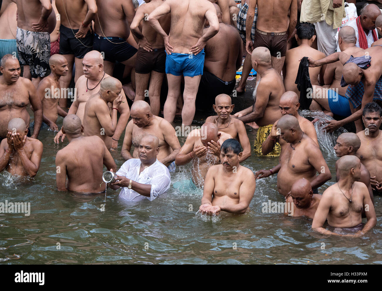 L'immagine di uomini di pregare per gli antenati banganga walkeshwar Mumbai India Maharashtra Foto Stock