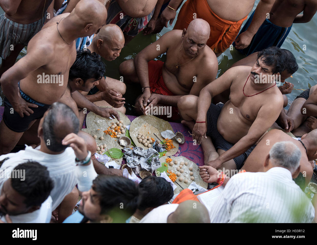 L'immagine di uomini di pregare per gli antenati banganga walkeshwar Mumbai India Maharashtra Foto Stock