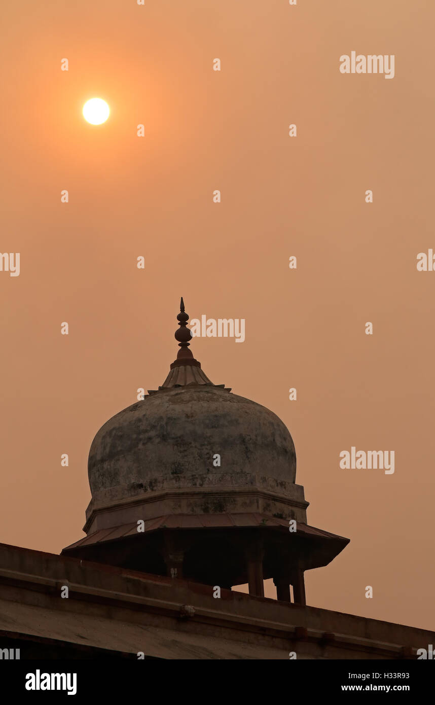 Sunset over lo storico Forte Rosso di Agra, India Foto Stock