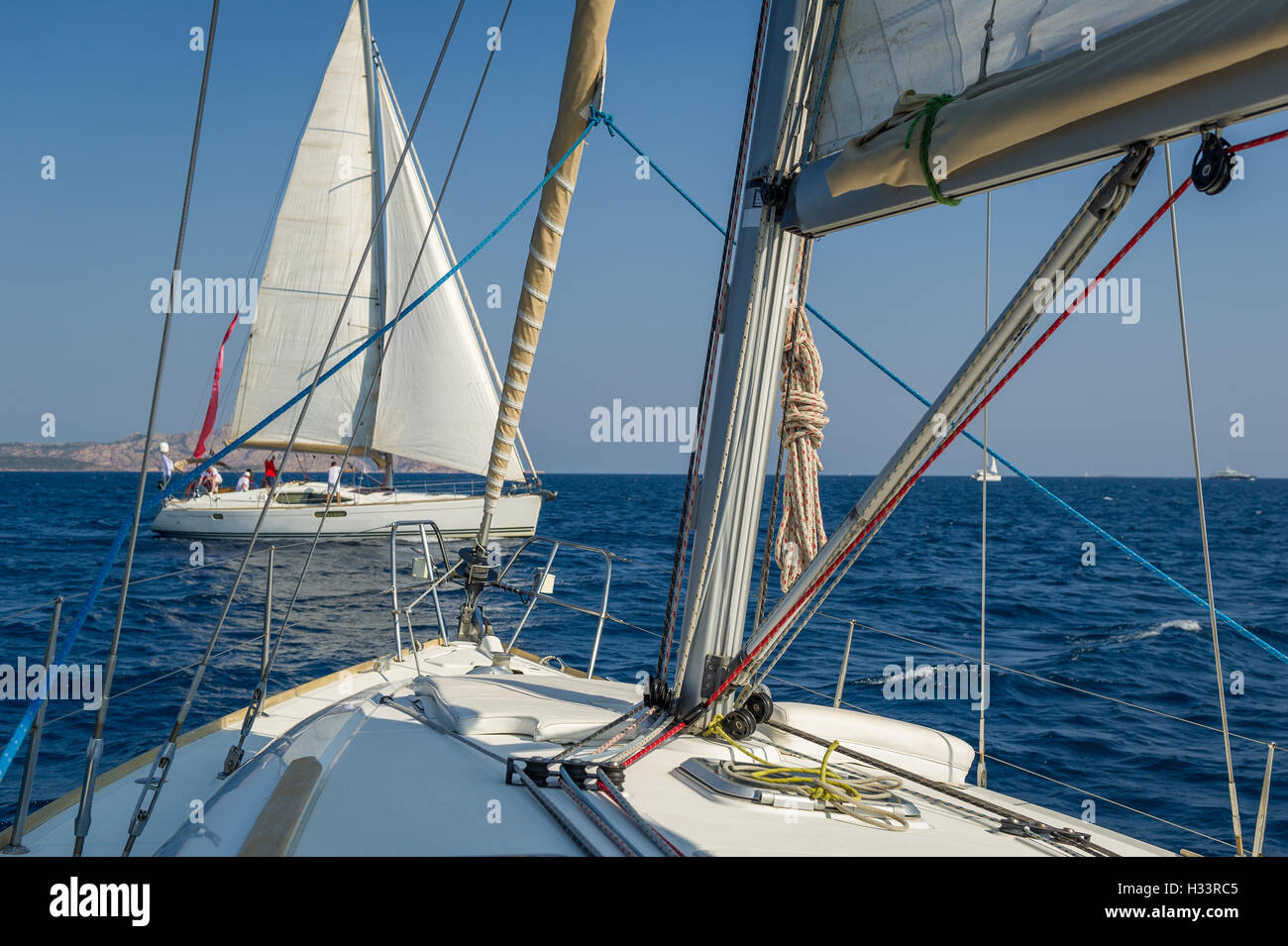 Vista da uno yacht a vela di ponte per un'altra barca di crociera. Foto Stock