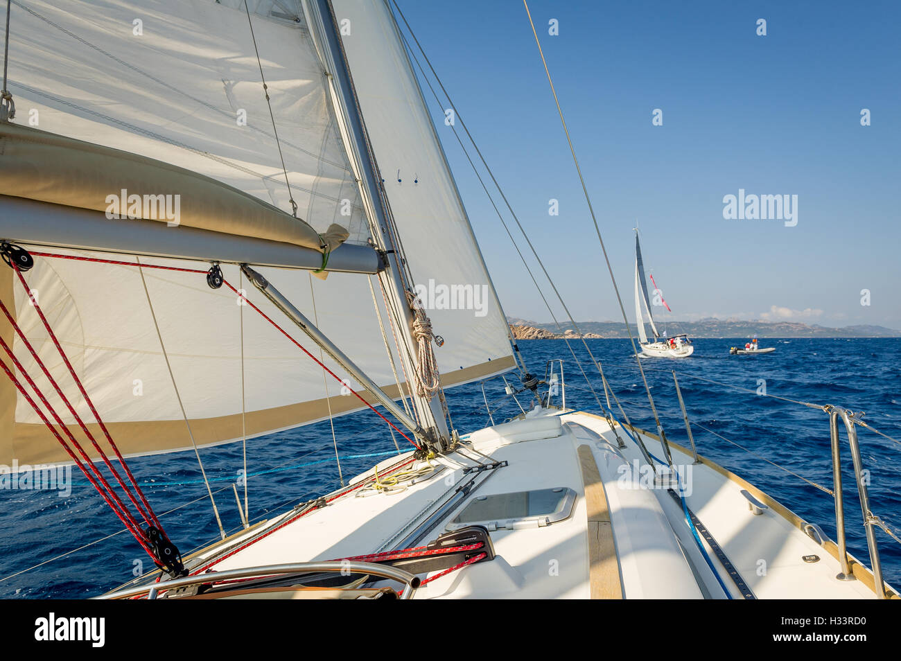 Barca a vela andare veloci su lei le sue vele, vista dal pozzetto a prua. Foto Stock