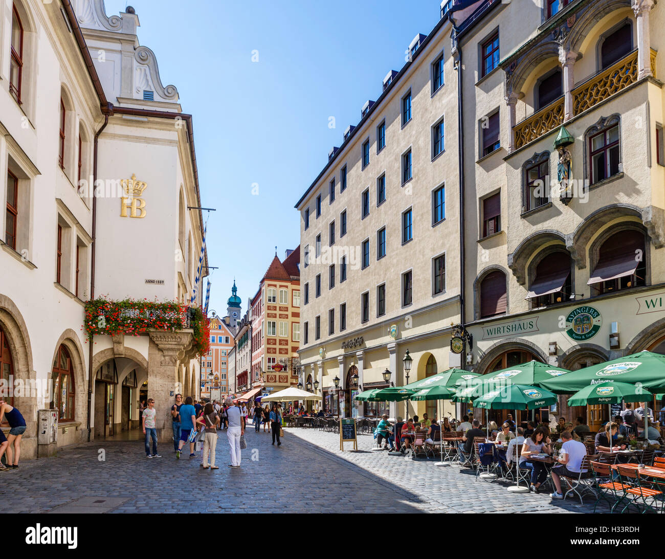 I ristoranti e le caffetterie nelle Platzl con la famosa Hofbrauhaus a sinistra, Monaco di Baviera, Germania Foto Stock