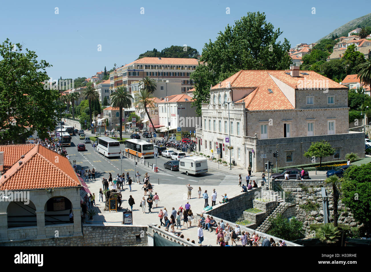 Il terminal degli autobus a Pile Dubrovnik Croazia una panoramica del terminal degli autobus e del traffico al di fuori del cancello di pelo Foto Stock