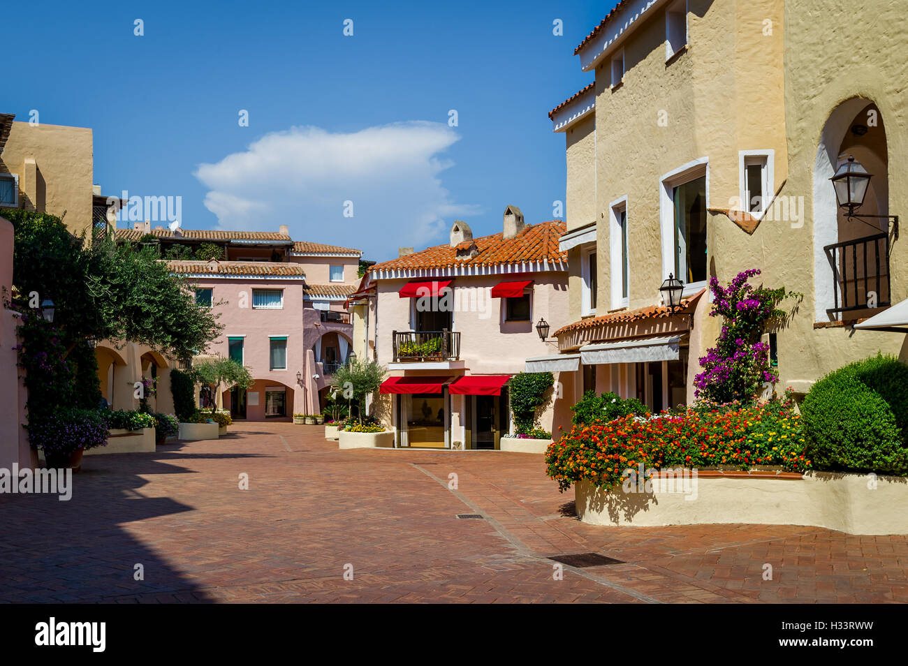Porto Cervo Centro storico piazza centrale Foto stock Alamy