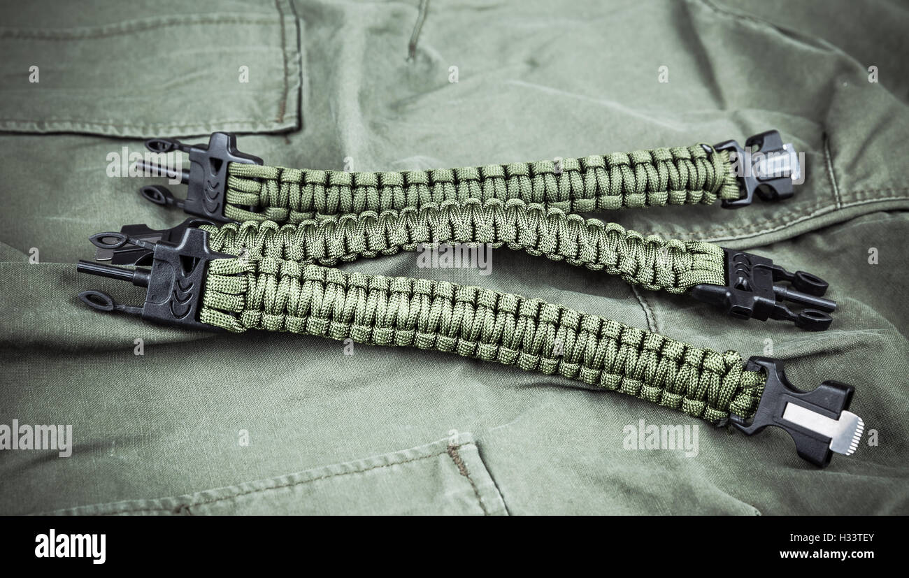 Paracord militare bracciali sull esercito-tessuto verde Foto stock