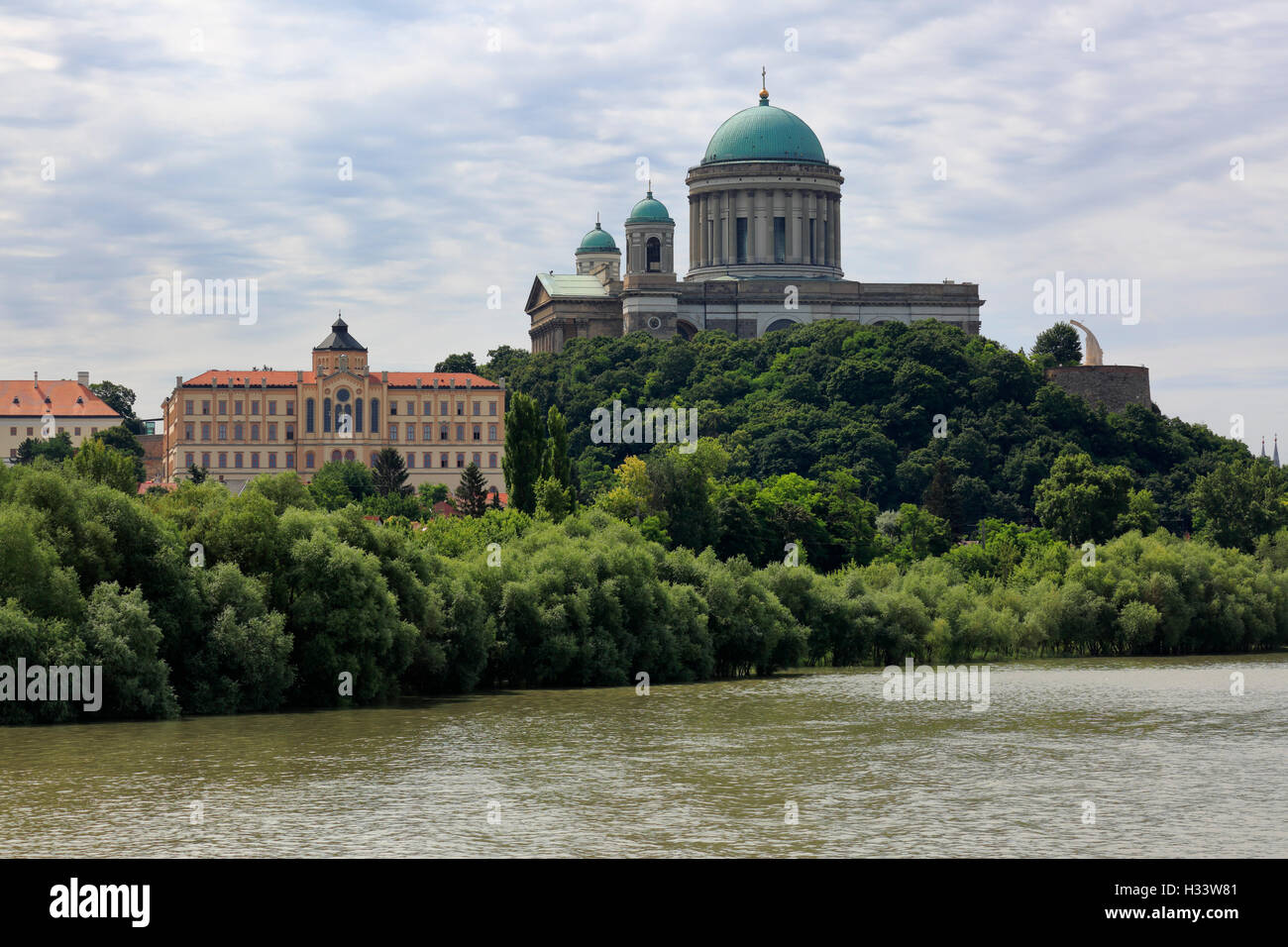 Erzbischoeflicher Palast und Sankt-Adalbert-Kathedrale mit Donaulandschaft a Esztergom, Mitteltransdanubien, Ungarn Foto Stock