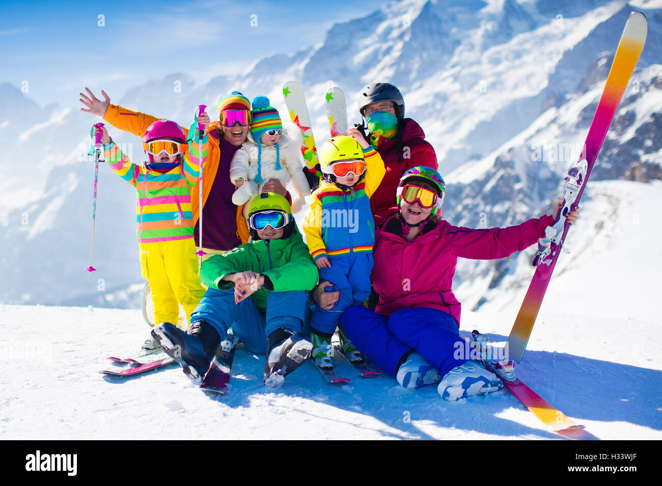 Famiglia Vacanze sugli sci. Gruppo di sciatori in Alpi Svizzere montagne.  Adulti e bambini, adolescente e baby sci di fondo in inverno Foto stock -  Alamy