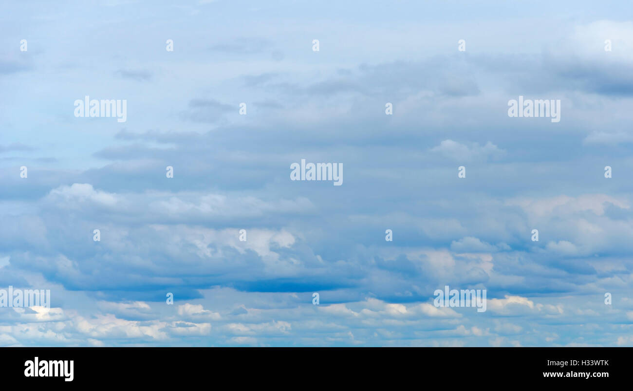 Le nuvole nel cielo in una giornata di sole. Foto Stock