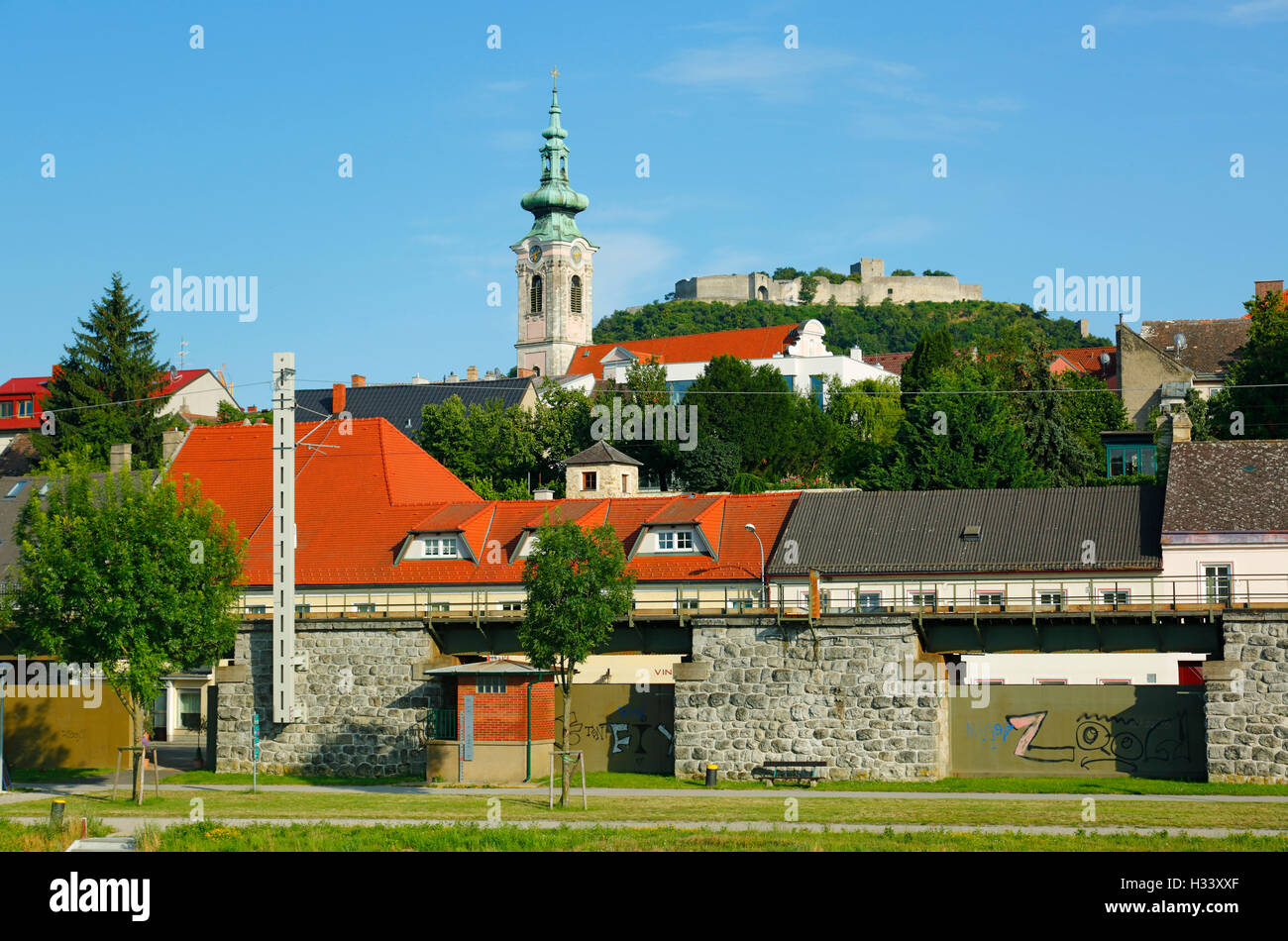 Jakobskirche, katholische Stadtpfarrkirche, dahinter die Burgruine Heimenburg auf dem Schlossberg von Hainburg an der Donau, Niederoesterreich, Oester Foto Stock