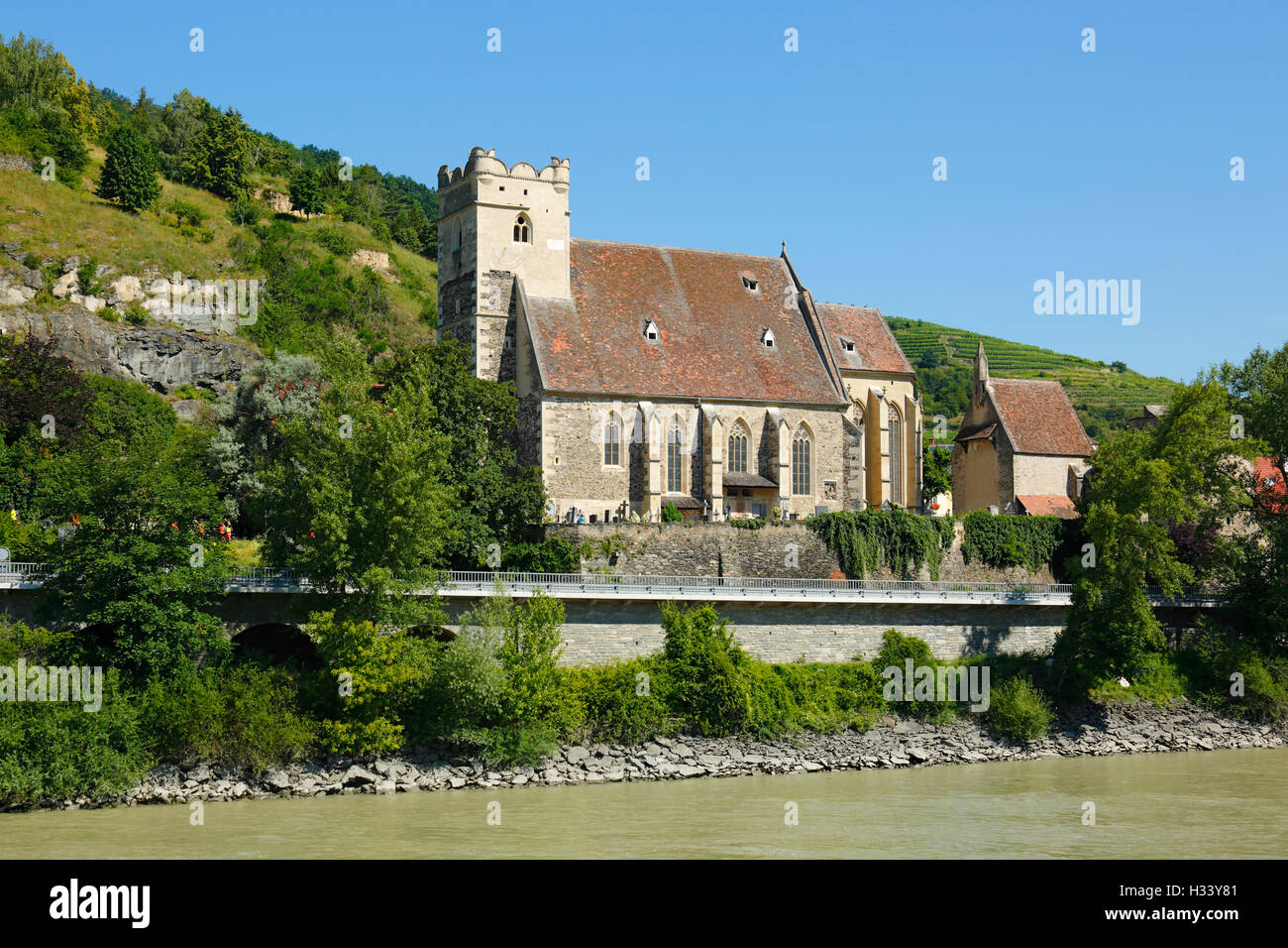 Wehrkirche Sankt Michael Beinhaus mit am Donauufer von Weissenkirchen in der Wachau, Niederoesterreich, Oesterreich Foto Stock