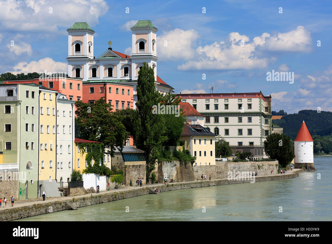 Jesuitenkirche mit Palestra Leopoldinum und Schaiblingsturm in Passau, Niederbayern, Bayern Foto Stock