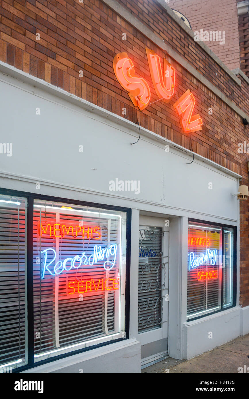 L'esterno alla vetrina di Sun Studio con neon rosso segnaletica luci alla sera a Memphis, TN Foto Stock