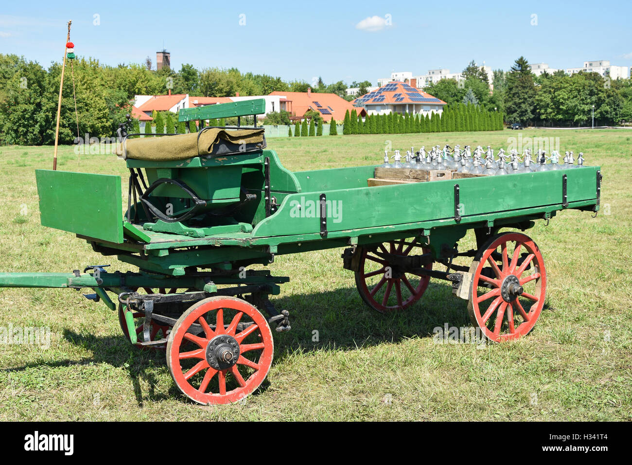 Il vecchio carro trainato da cavalli sul prato Foto Stock